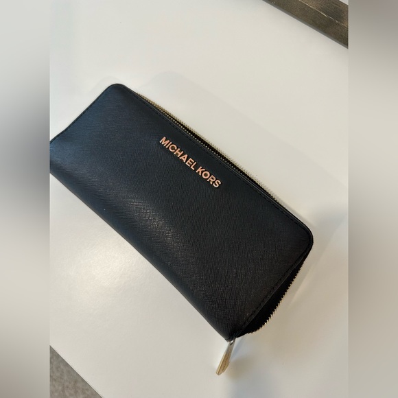 Michael Kors wallet - Picture 1 of 7